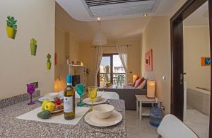 Posezení v ubytování Buki-Gravity-Homes, App No2, amazing seaview apartment in 5 star hotel Gravity Sahl Hasheesh-FOR GUESTS WITH NONEGYPTIAN PASSPORTS