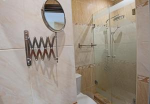Koupelna v ubytování Buki-Gravity-Homes, App No2, amazing seaview apartment in 5 star hotel Gravity Sahl Hasheesh-FOR GUESTS WITH NONEGYPTIAN PASSPORTS