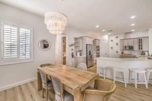Lux 5BR Home w Pool, Hot Tub, Waterfall, RV Space