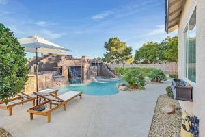 un patio trasero con un parque acuático con un tobogán de agua en HotTub, Pool, Waterfall, RV parking 5BR Lux Home en Las Vegas
