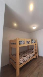 1 dormitorio con 2 literas en una habitación en Casa de campo Pink21 en Lima