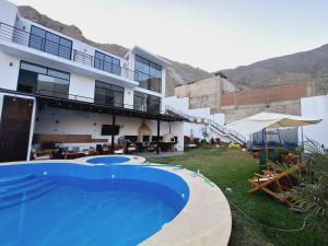 un edificio con una grande piscina nel cortile di Casa de campo Pink21 a Lima
