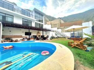 una piscina con un montón de tablas de surf. en Casa de campo Pink21 en Lima