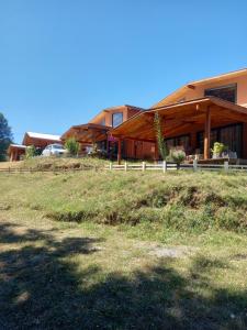 une maison avec une clôture devant elle dans l'établissement Cabaña 2 Vive Villarrica, à Villarrica