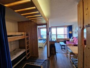 アーク 1801にあるRésidence Nova - Appartement 2 pièces 6 personnes proche des pistes, des commerces, de la garderie et de l'ESF au centre de la station d’Arc 1800 MAE-2691の二段ベッドとリビングルームが備わる客室です。