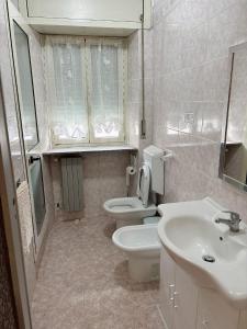 baño con 2 aseos y lavamanos en Orchidea House, en Serravalle Scrivia