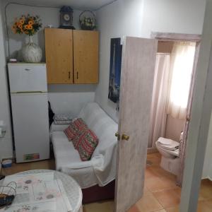 阿卡拉爾里奧的住宿－Alborada Dos，客厅配有沙发和桌子
