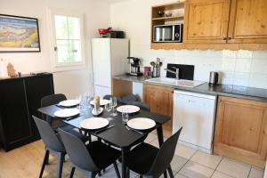 a kitchen with a table and chairs in a kitchen at Résidence Le Grand Panorama - 2 Pièces pour 6 Personnes 61 in Saint-Gervais-les-Bains