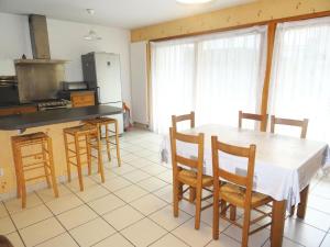 uma cozinha com mesa e cadeiras num quarto em Residence L'albizia - 2 Pièces pour 4 Personnes 594 em Aix-les-Bains