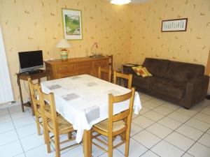 uma sala de estar com uma mesa e um sofá em Residence L'albizia - 2 Pièces pour 4 Personnes 594 em Aix-les-Bains
