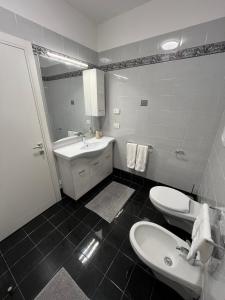 ein Badezimmer mit 2 WCs und einem Waschbecken in der Unterkunft B&B Alessandro Room & Bathroom in private apartament in Arco