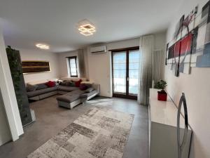 ein Wohnzimmer mit einem Sofa und einem Tisch in der Unterkunft B&B Alessandro Room & Bathroom in private apartament in Arco
