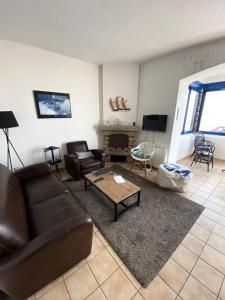 Televízia a/alebo spoločenská miestnosť v ubytovaní Résidence 720-pleneuf Val Andre - Maison typique situé en plein sur la digue du Val-André. MAE-2844