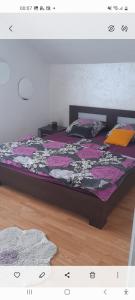 - une chambre avec un lit et une couette violette dans l'établissement Stan na dan -Bratunac-, à Bratunac