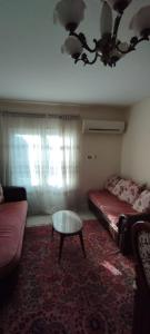 een woonkamer met een bank en een salontafel bij شقة مفروشة بمدينة الشروق in Madīnat ash Shurūq