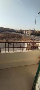 een bank bovenop een gebouw bij شقة مفروشة بمدينة الشروق in Madīnat ash Shurūq