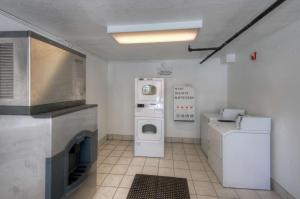 a kitchen with a washing machine and a washer and dryer at Motel 6-Bradenton, FL in Bradenton