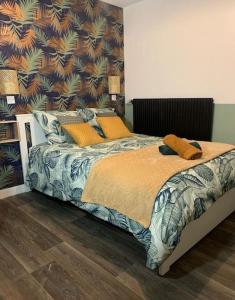 een slaapkamer met een groot bed met oranje kussens bij Cosy Home Next To Disneyland & Train in Torcy
