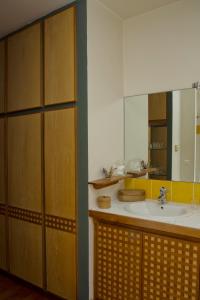 een badkamer met een wastafel en een spiegel bij Home Sweet Home - Celle Saint Cloud Versailles in La Celle-Saint-Cloud
