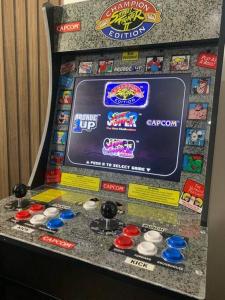 een videospelsysteem in een spellenkamer bij Cosy Home Next To Disneyland & Train in Torcy