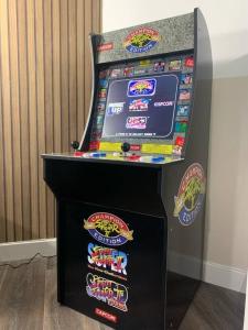 a video game machine in a room at Cosy Home Next To Disneyland & Train in Torcy