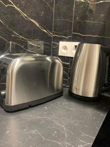 a toaster and a toaster sitting on a counter at Cosy Home Next To Disneyland & Train in Torcy