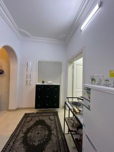 Chambre blanche avec tapis au sol dans l'établissement شقة العقيق عروة alaqeeq apartments, à Médine