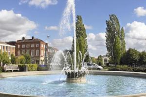 a fountain in the middle of a pool of water at Welwyn Garden City Long stay flat in Welwyn Garden City