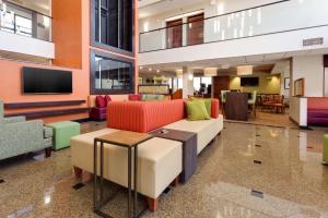 un soggiorno con divano e tavolo di Drury Inn & Suites Denver Tech Center a Centennial