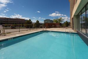 Bazén v ubytování Drury Inn & Suites Denver Tech Center nebo v jeho okolí