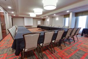 una sala de conferencias con una mesa larga y sillas en Drury Inn & Suites Denver Tech Center, en Centennial