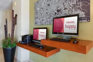 TV a/nebo společenská místnost v ubytování Drury Inn & Suites Denver Tech Center