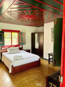 een slaapkamer met een groot bed en een plafond bij Hotel Karlaká Calarcá Quindio in Calarcá