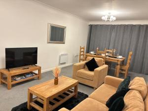 un soggiorno con divano e TV di Stunning apartment in Reading near City Centre & Train Station a Reading