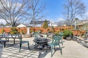 eine Terrasse mit einem Tisch, Stühlen und einem Zaun in der Unterkunft Spacious Home with Tranquil Patio about 29 Mi to DC! in Severn