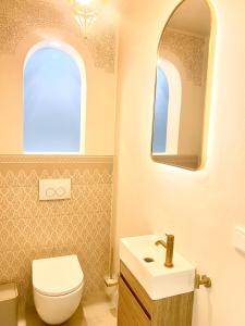 Bathroom sa SH Desert SPA Lounge mit Sauna