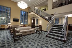 hol ze schodami, kanapą i krzesłami w obiekcie Drury Plaza Hotel Pittsburgh Downtown w mieście Pittsburgh