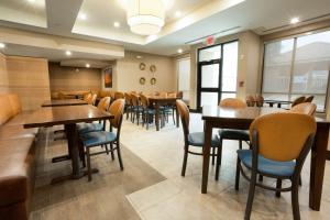 una sala de espera con mesas y sillas en un restaurante en Drury Inn & Suites McAllen, en McAllen