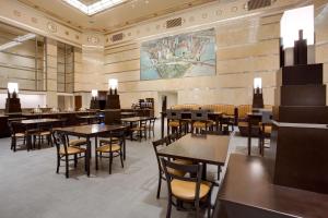 restauracja ze stołami i krzesłami oraz mapą na ścianie w obiekcie Drury Plaza Hotel Pittsburgh Downtown w mieście Pittsburgh