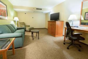 TV a/nebo společenská místnost v ubytování Drury Inn & Suites McAllen