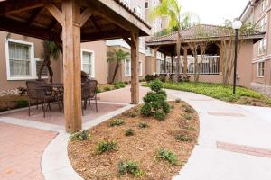 eine Terrasse mit einem Tisch und Stühlen unter einem Pavillon in der Unterkunft Drury Inn & Suites McAllen in McAllen