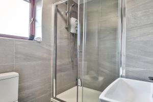 a bathroom with a shower with a toilet and a sink at Noknokstay-GeorgeHouse -CityCentre-Sleep 8-FreeParking in Sheffield