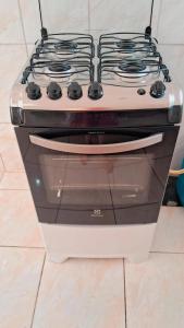 einen Herd mit Backofen in der Küche in der Unterkunft Casa Sta Amélia 3 quartos, 3 banheiros c/ garagem in São Roque