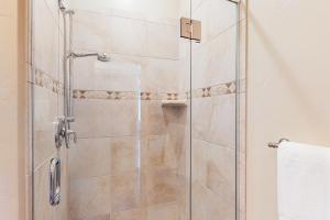 W łazience znajduje się prysznic ze szklanymi drzwiami. w obiekcie Red Rock Retreat w mieście Fruita