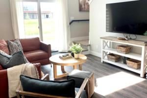 uma sala de estar com um sofá e uma televisão em Swan Valley Vacation Home em Swan Valley