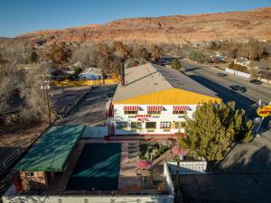 una vista aérea de un edificio en una pequeña ciudad en Apache Motel, en Moab