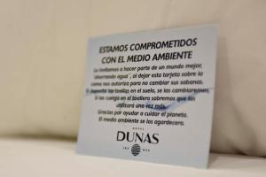 una señal que está al lado de una pared en Hotel Dunas Near Consulate, en Ciudad Juárez