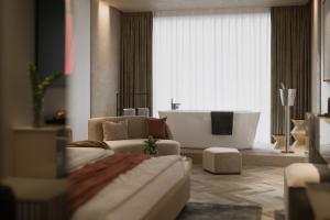 un soggiorno con vasca da bagno, divano e vasca di Hayat Sky Hotel a Rust