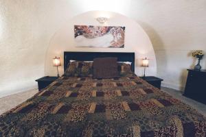 een slaapkamer met een bed met 2 nachtkastjes en 2 lampen bij Beautiful Dome in Crestone