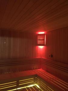 una habitación vacía con una luz roja en la pared en Luxury villa en Estambul